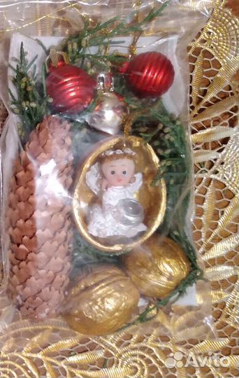 Ангелочек с полным горшочком в ореховой скорлупе