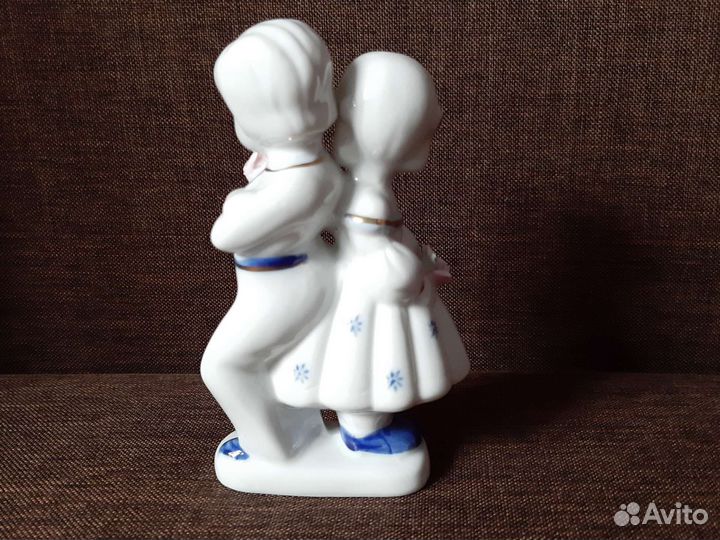Фарфоровая статуэтка 