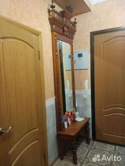 Старинное зеркало с консолью, трюмо