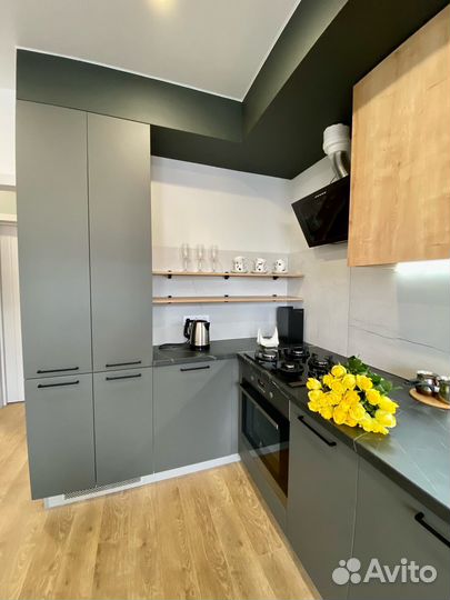 Угловая кухня под потолок на заказ в Челябинске