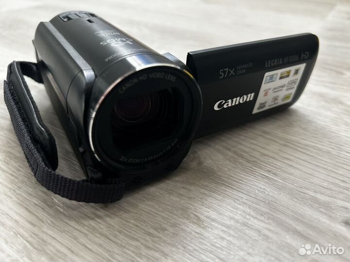 Продам цифровую видеокамеру Canon Legria HF R806