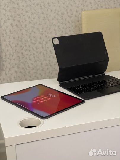 Планшет Apple iPad Pro 12.9 (4поколения) 256 гб