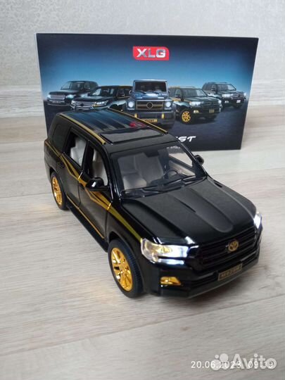 Машинка Toyota land cruiser 200