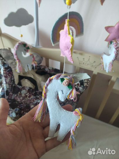 Детская кроватка с маятником и ящиком