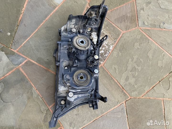 Левая передняя фара LC 200