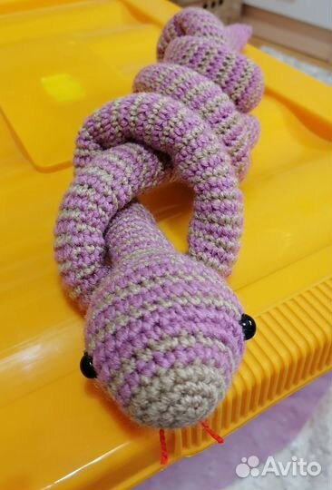 Вязанная игрушка змея