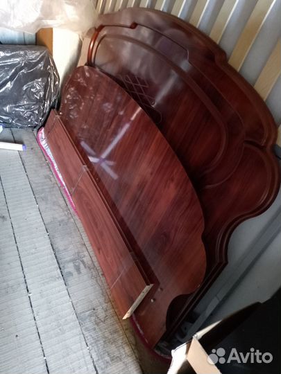 Кровать двуспальная с матрасом