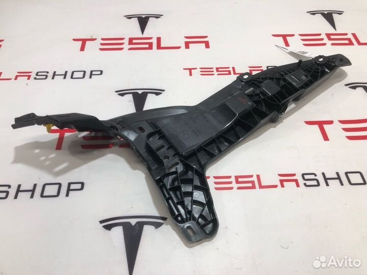 Кронштейн внутренний стойки C Tesla Model S 2013