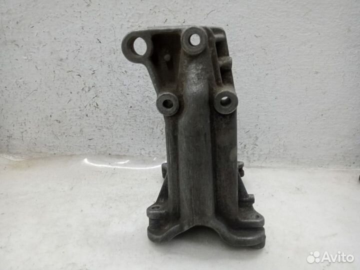 Кронштейн двигателя volkswagen passat B3 Правый