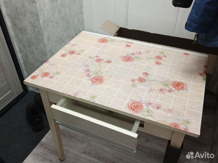 Стол и 3 табуретки