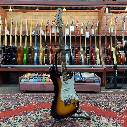 Электрогитара sqoe sest200 Stratocaster SSS Sunbur