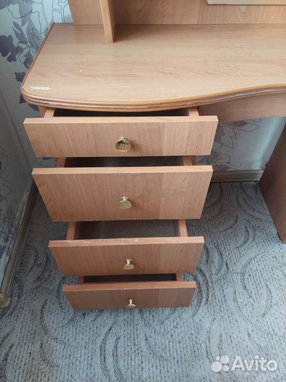 Туалетный столик с зеркалом