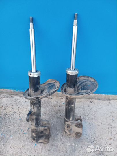 Передние стойки hyundai tucson 1