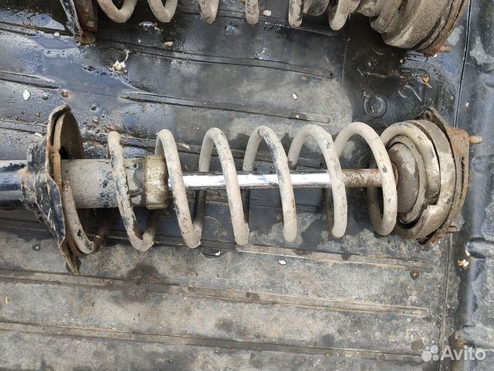 Задние стойки амортизатора Ниссан Санни n13 хэтч