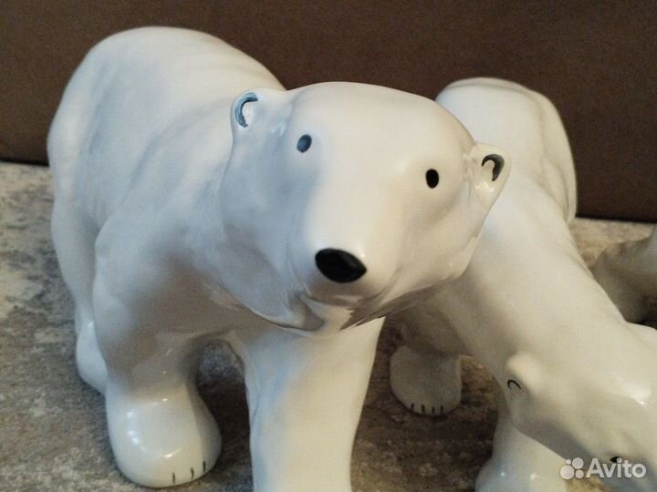 Фарфоровая статуэтка белый медведь