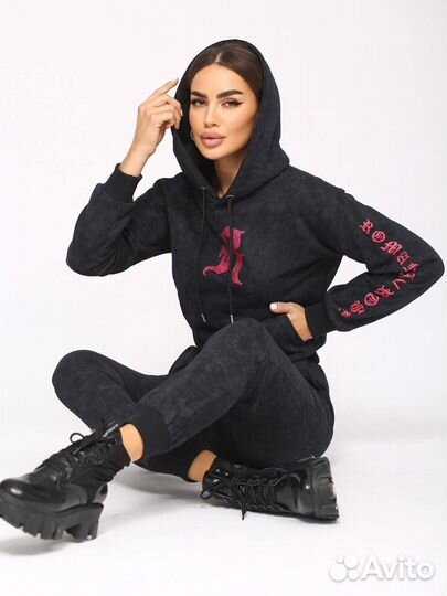 Новый спортивный женский костюм