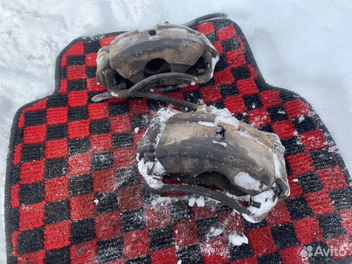 Передний суппорт левый правый Toyota Camry SV35