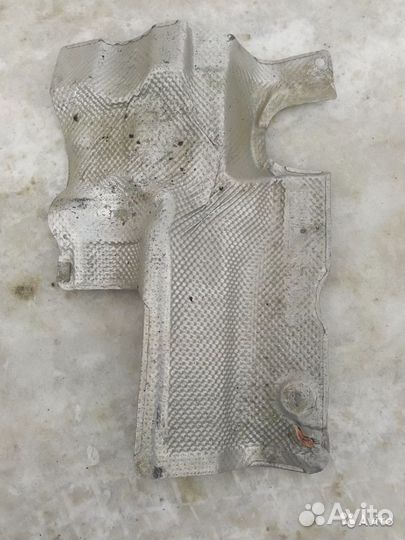 Защитный экран глушителя правый на Mercedes