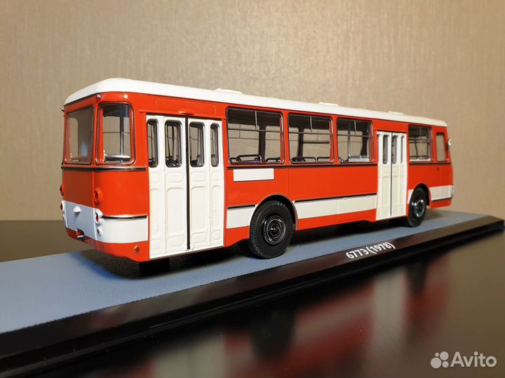 Лиаз 677 Э Экспортный. Красный-белая полоса кб