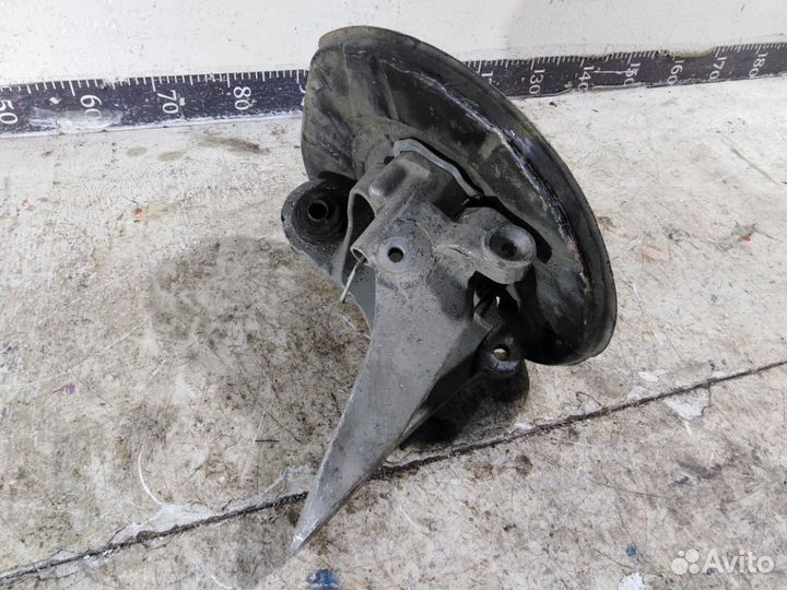 Кулак задний правый бмв