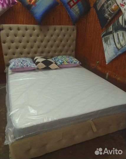 Интерьерная кровать с матрасом