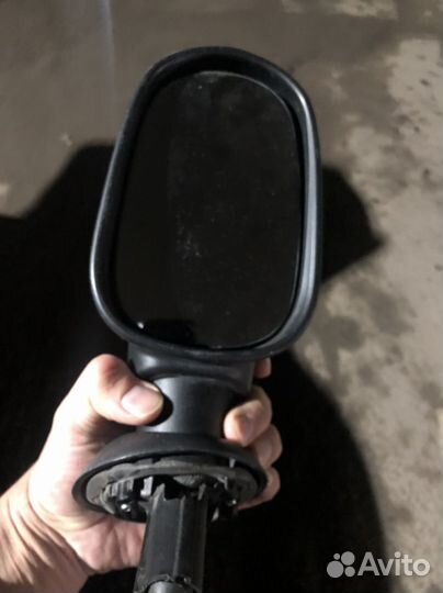 Боковое зеркало