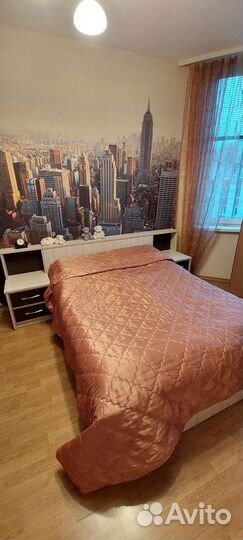 Компактная удобная кровать с тумбочками