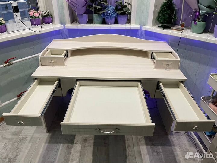 Компьютерный стол бежевый