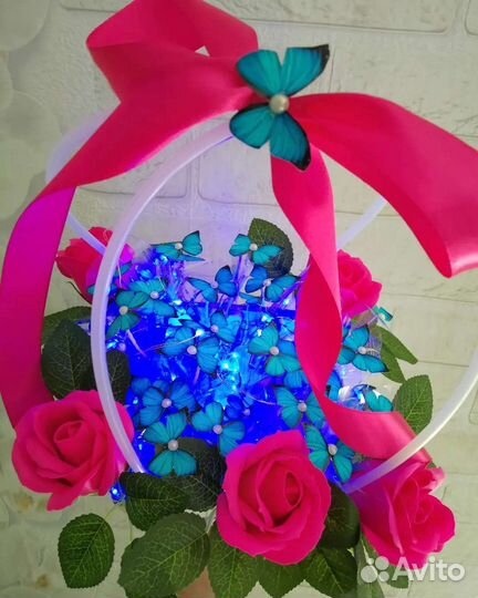 Букет из бабочек дополнен мыльными розами