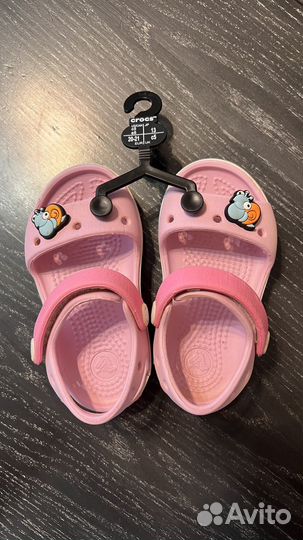 На доставке. Босоножки для девочки crocs c5