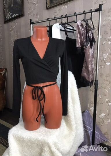 Короткая топ-кофта на завязках