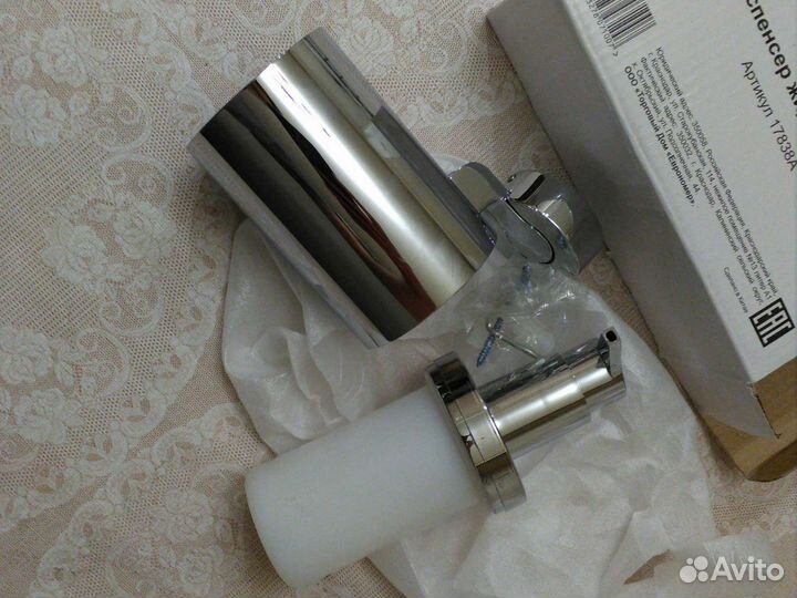 Дозатор жидкого мыла. (Диспенсер)