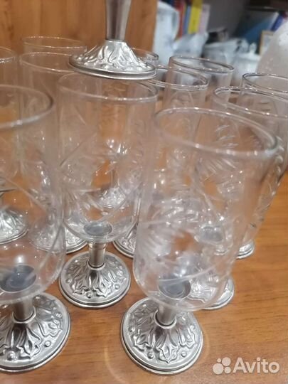 Хрустальные рюмки на серебряной ножке