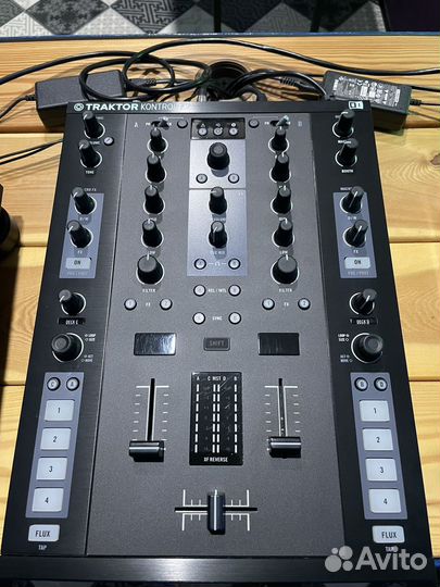 Микшер и контроллер Traktor Kontrol Z2