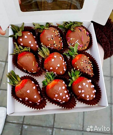 Клубника в шоколаде с цветами