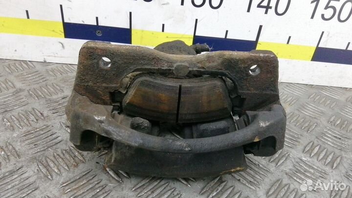 Суппорт передний правый Toyota Auris рест. 2010