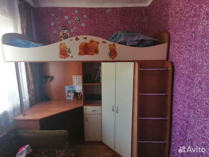 Детский уголок с кроватью и столом