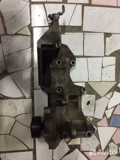 Кронштейн генератора Volkswagen Passat B6 2.0