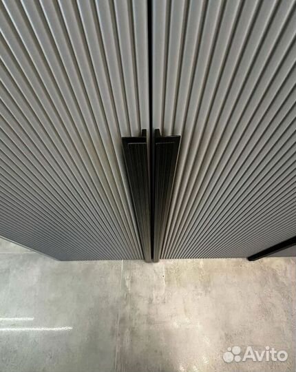 Шкаф в прихожую с фрезерованными фасадами