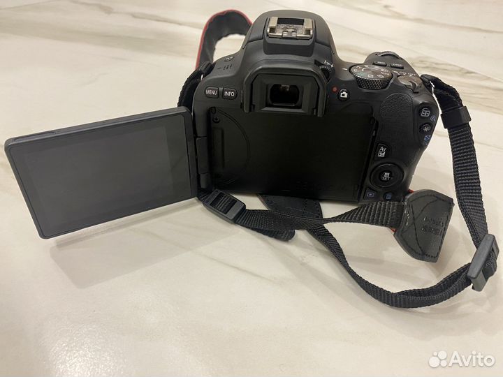 Зеркальный фотоаппарат Canon EOS 200D Kit