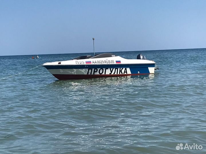 Прогулочный катер