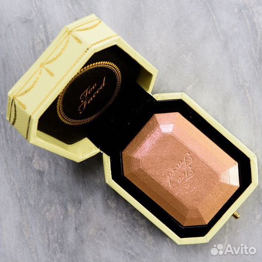 Too faced хайлайтер