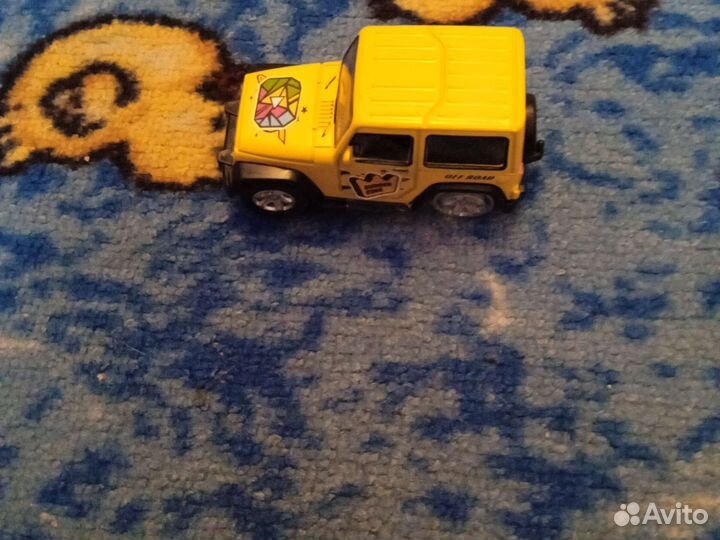 Детская маленькая игрушечная машинка