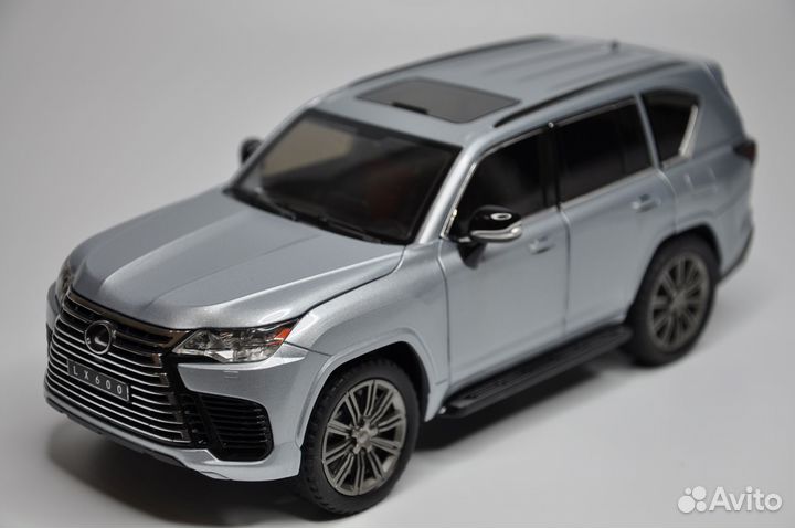 Модель автомобиля Lexus LX 600 металл