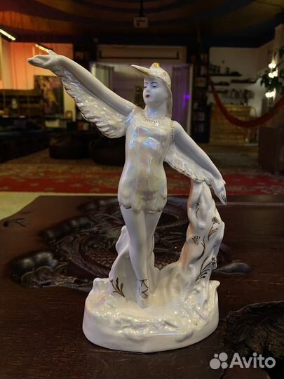 Фарфоровая статуэтка 
