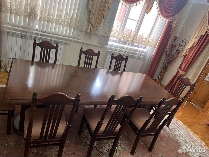 Стол и стулья