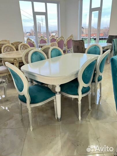 Стол и стулья