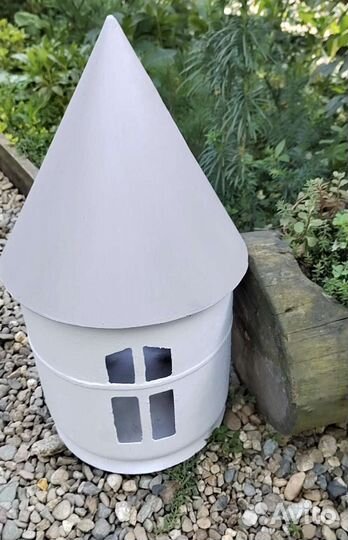 Декор сада. Домик металлический