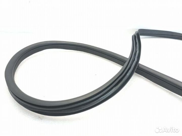 Уплотнитель двери задний правый Mercedes-Benz