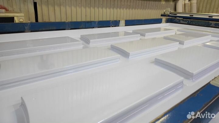 Рабочий в цех вакуумной формовки мебельных фасадов